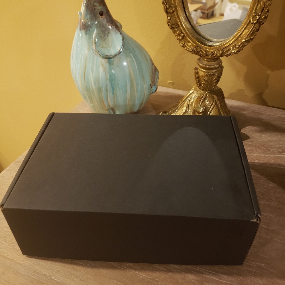 NIB! Iridescent Rhinestone Bow Clutch - Picture 6 of 7